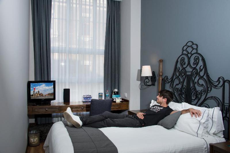 Standard Queen Room